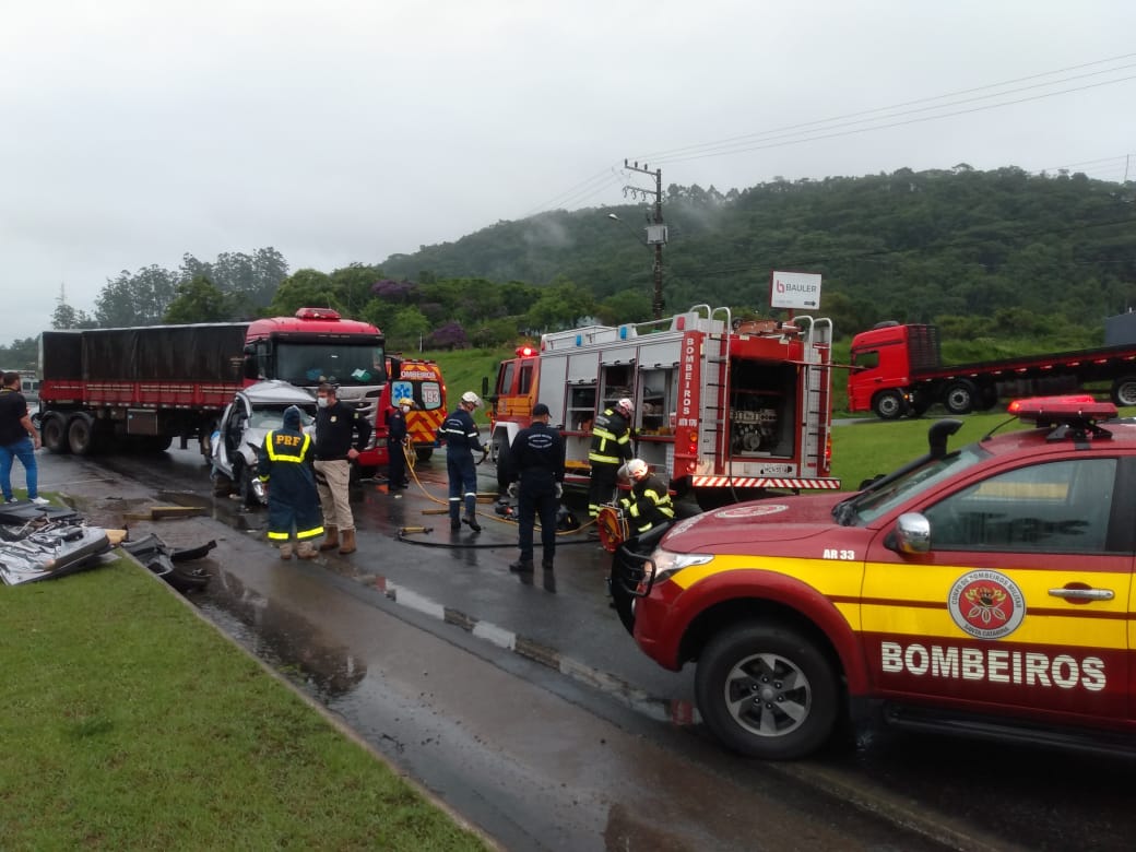 Vídeo Carro fica prensado entre dois caminhões em Blumenau