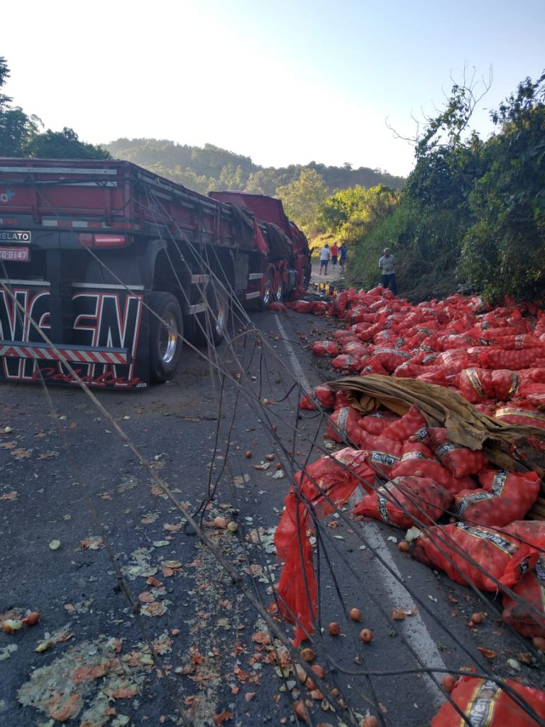 Caminhão carregado de cebola tomba na SC 350 em Aurora