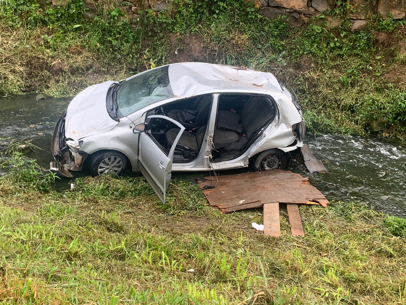 FOTOS Carro capota e cai dentro do rio Carahá em Lages