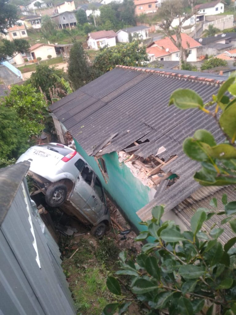 Carro Descontrolado Despenca E Fica Pendurado Em Telhado