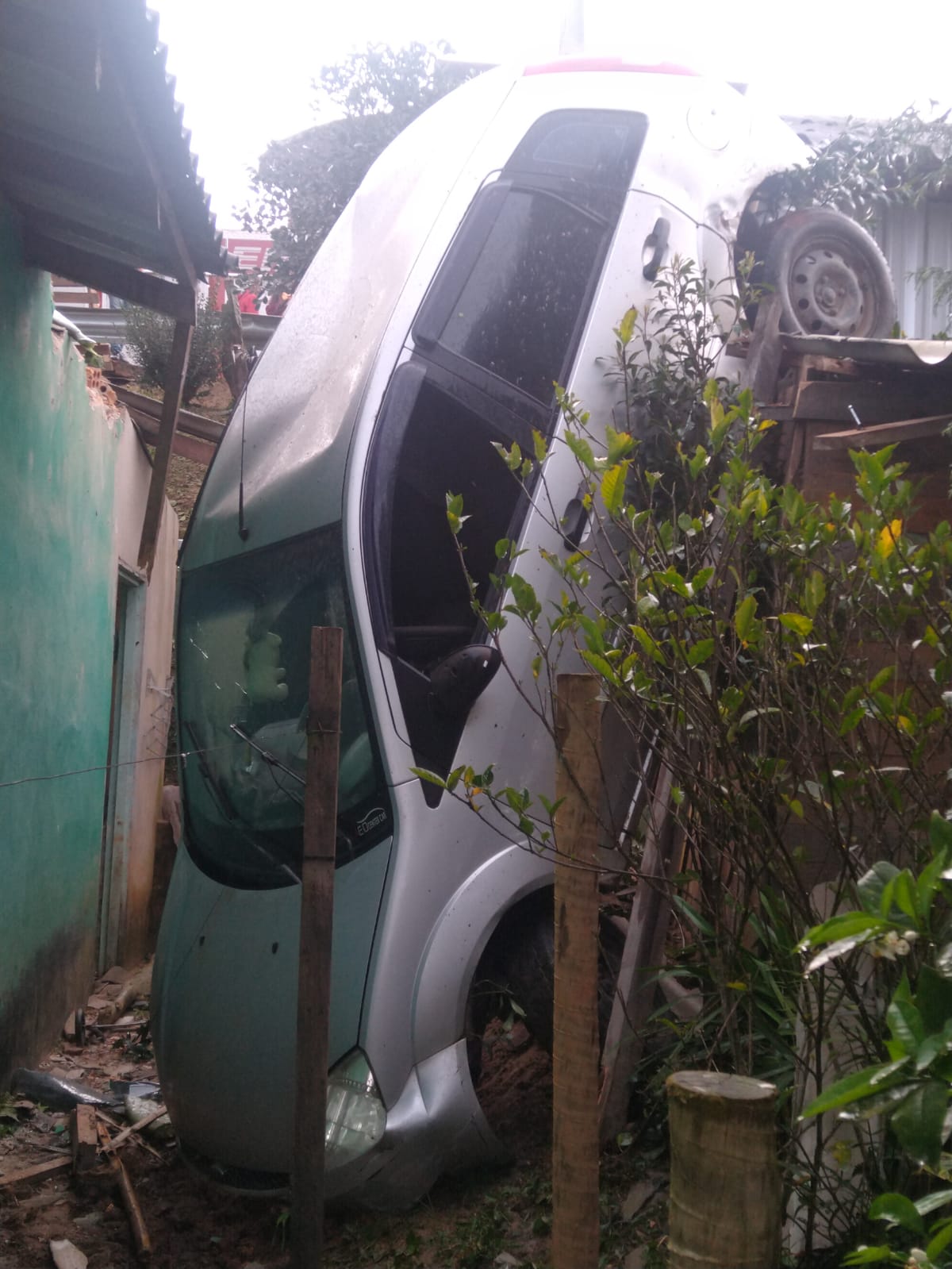 Carro Descontrolado Despenca E Fica Pendurado Em Telhado