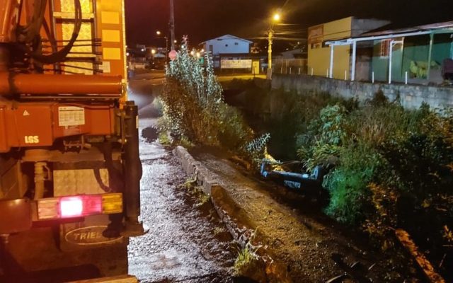 Mulher fica ferida após carro cair dentro de córrego em Lages