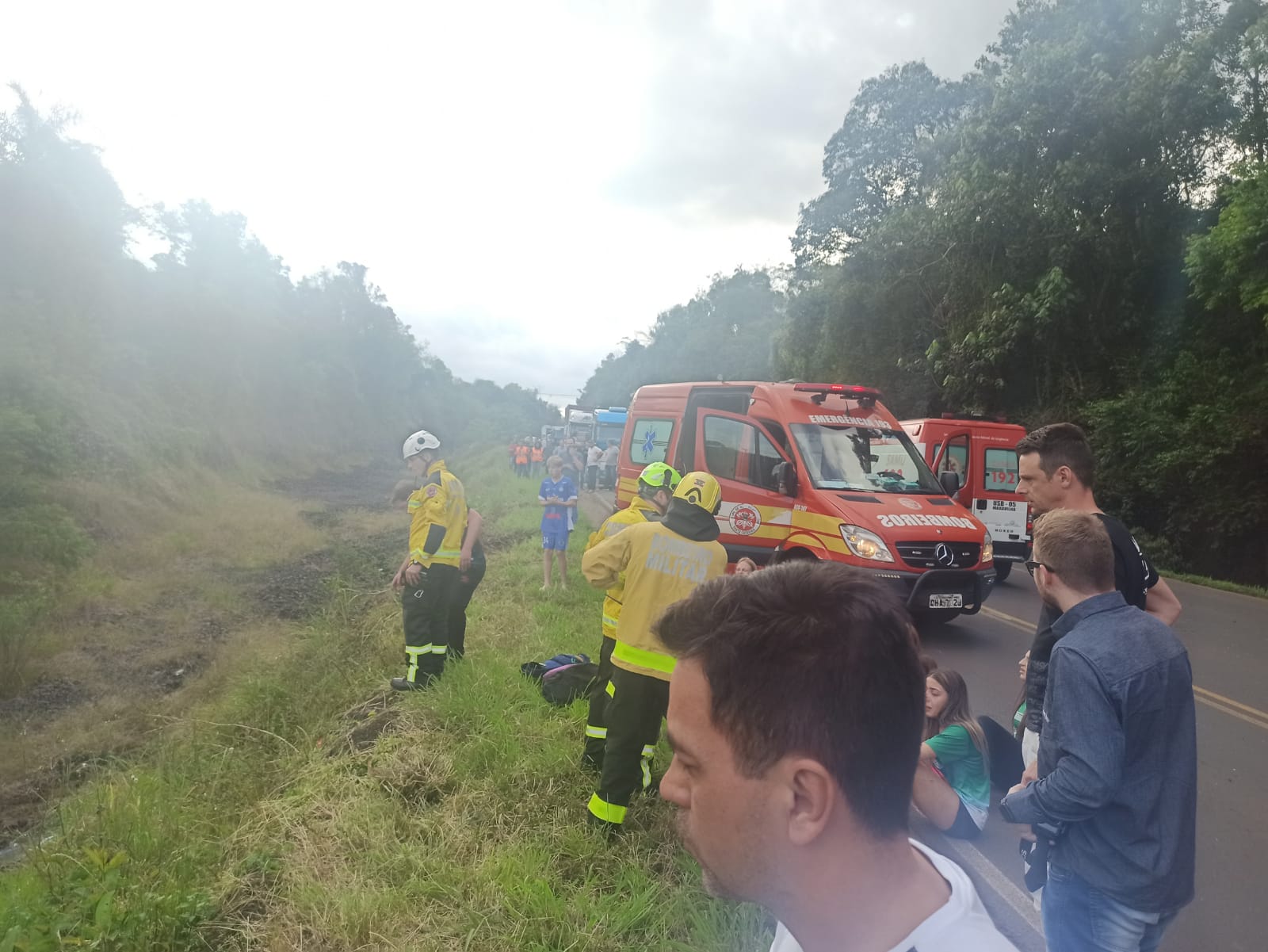 Acidente Entre Nibus E Caminh O Deixou Pelo Menos Feridos Em Sc