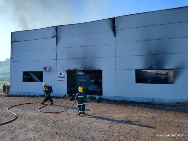 Galpão de empresa em Gaspar pega fogo e destrói estoque de algodão