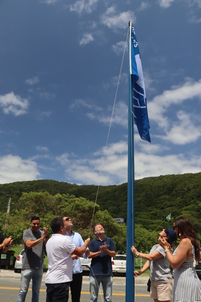 Bandeira Azul Levantada Em Balne Rio Cambori Para O Ver O