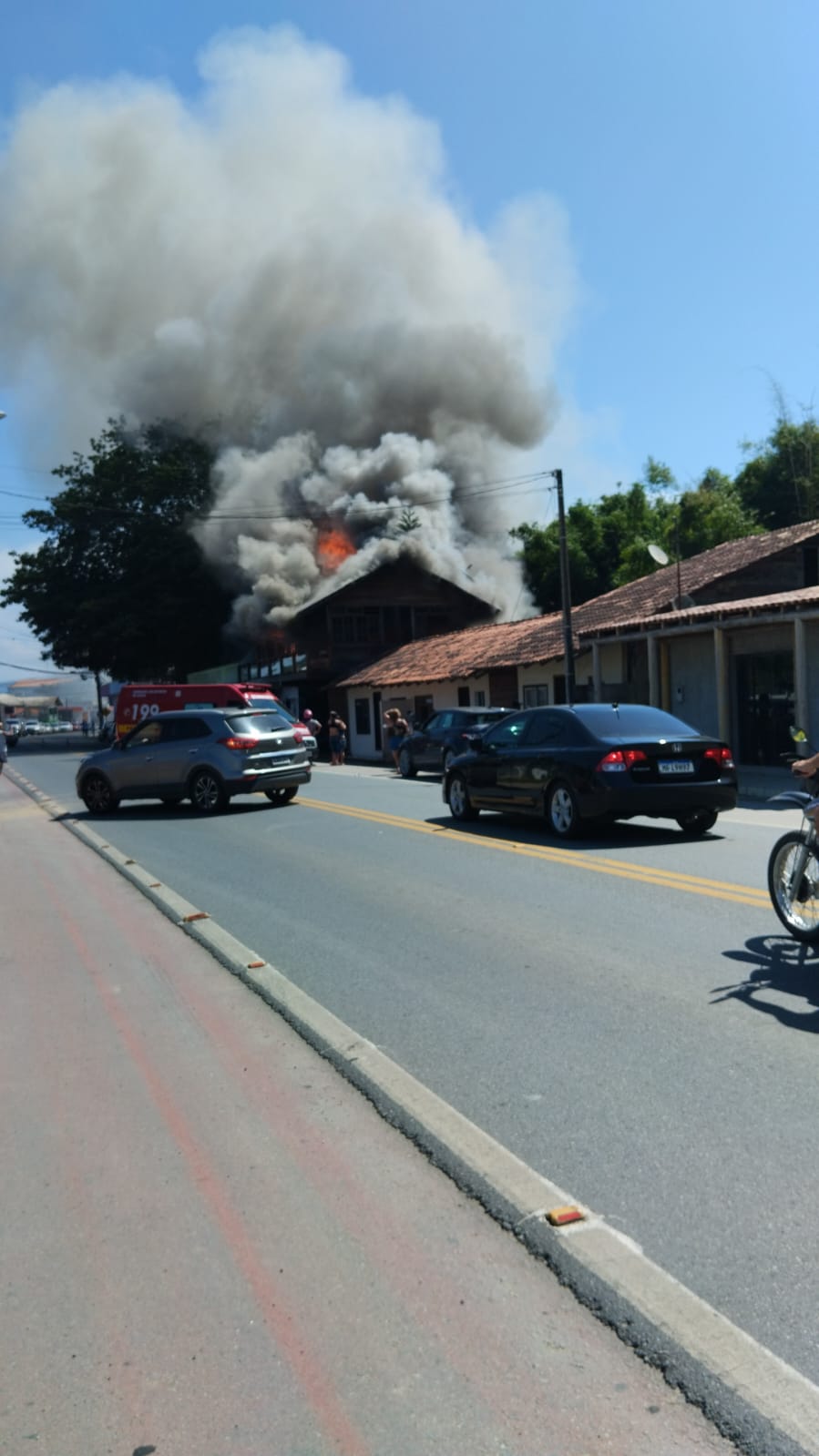 IMAGENS Loja de motos é destruída por incêndio em Ilhota