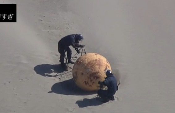 Grande e misteriosa esfera de metal aparece em praia e mobiliza polícia