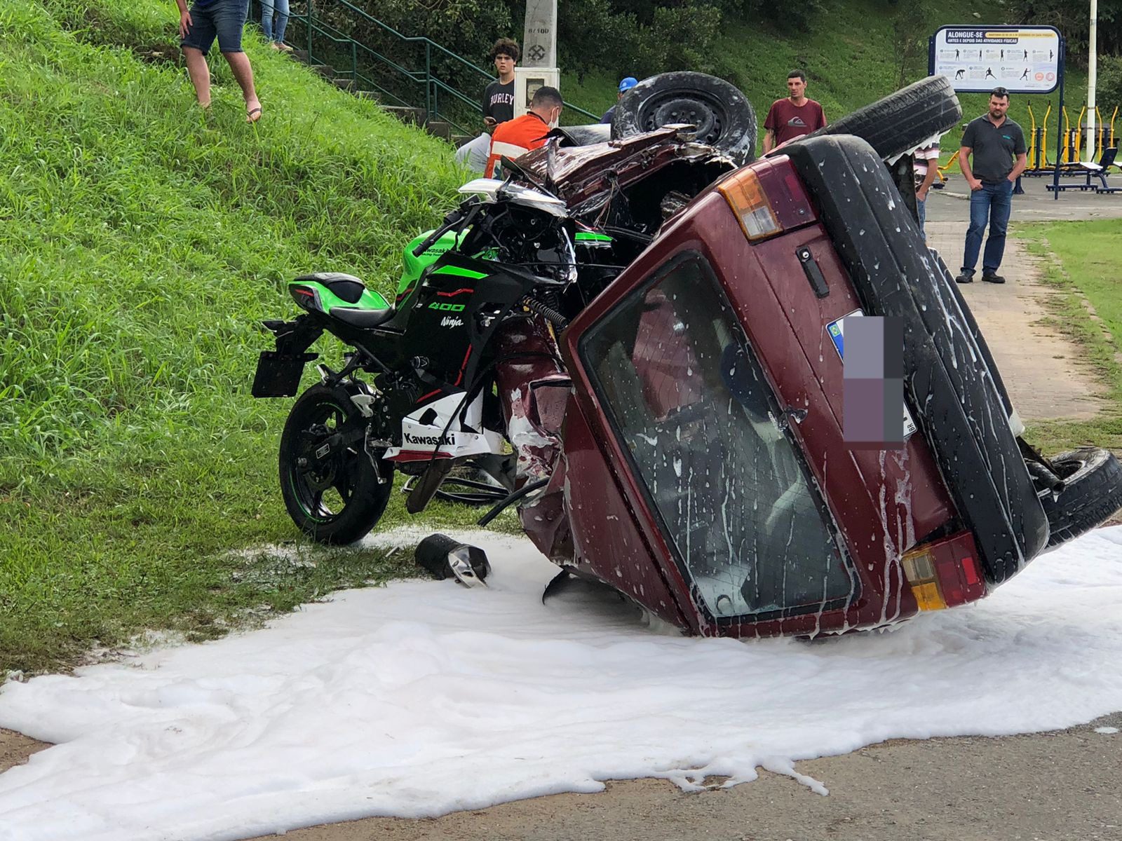 Colis O Destr I Carro E Deixa Motociclista Em Estado Grave Em Sc