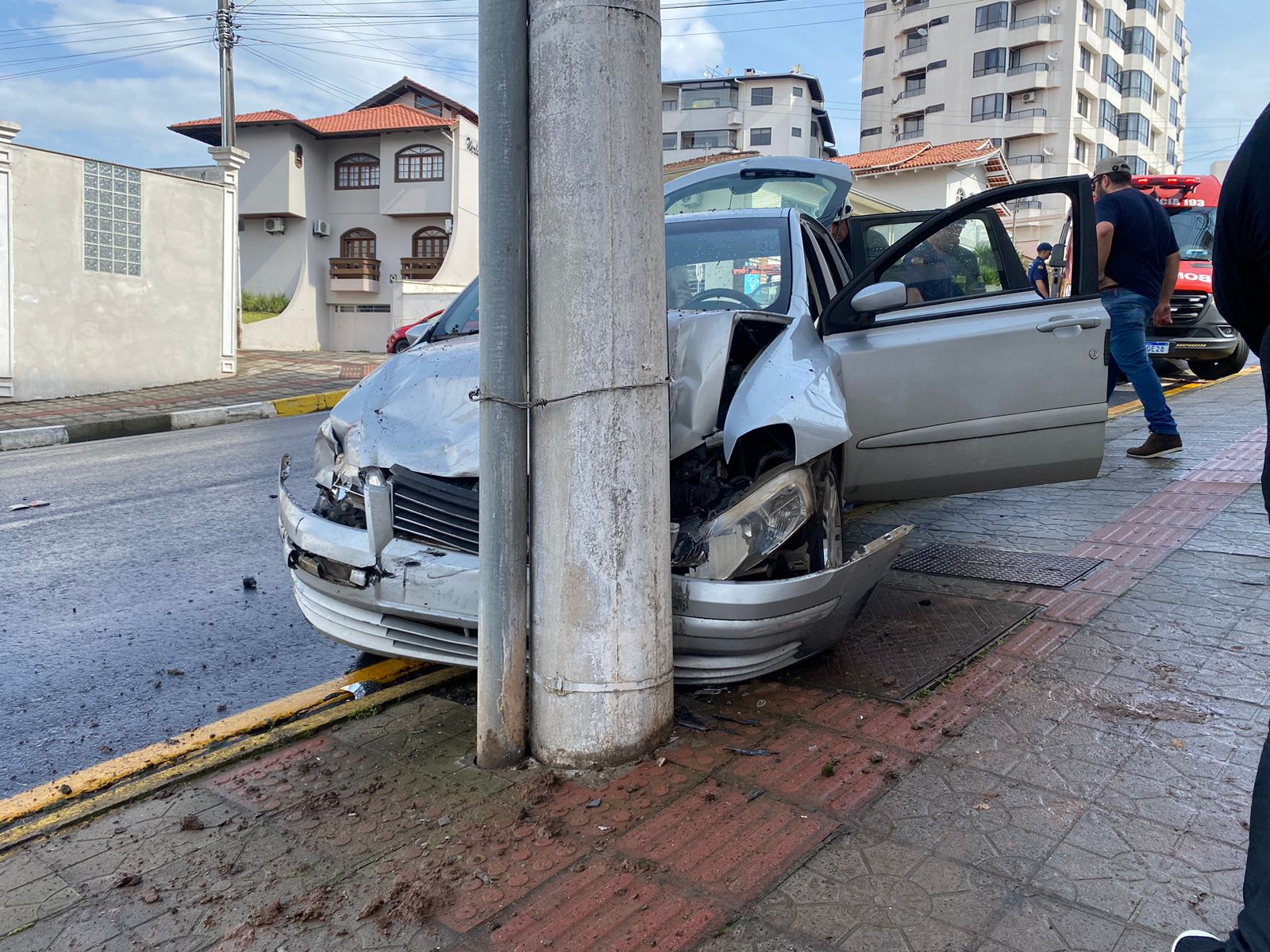 Carro Colide Contra Poste De Ilumina O No Centro De Lages