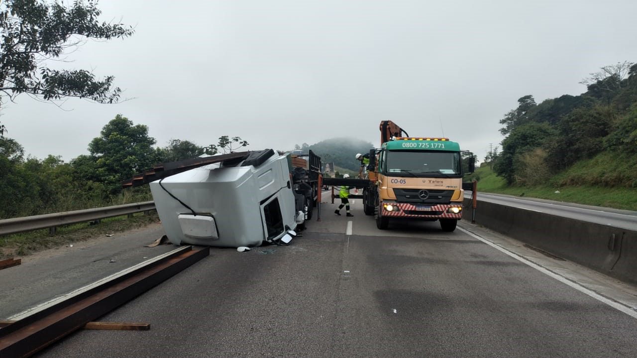 Caminhão é esmagado por vigas de ferro e interdita BR 101