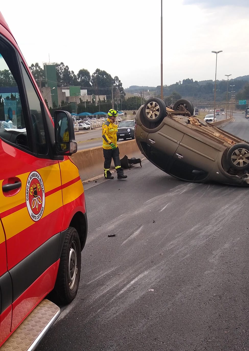 Mulher Bate Carro Em Barreira E Capota Na Br Em Chapec