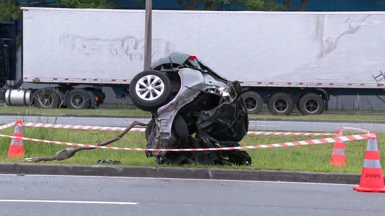 Motorista morre depois de carro 'quebrar' ao meio em acidente no Paraná (2) (1)