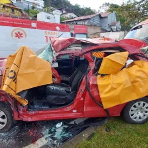 Grave acidente entre ônibus e carro mata duas pessoas em Florianópolis | Foto: Redes sociais/Reprodução