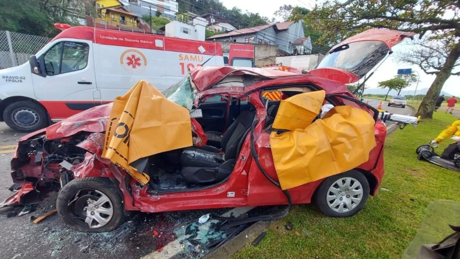 Grave acidente entre ônibus e carro mata duas pessoas em Florianópolis | Foto: Redes sociais/Reprodução Grave acidente entre ônibus e carro mata duas pessoas em Florianópolis | Foto: Redes sociais/Reprodução
