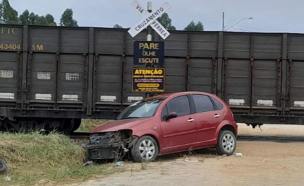 Carro é atingido por trem após sofrer pane em linha férrea em Santa Catarina