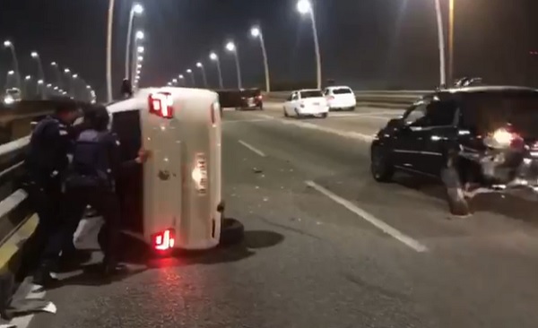 VÍDEO: Carro capota na Ponte Colombo Salles, em Florianópolis