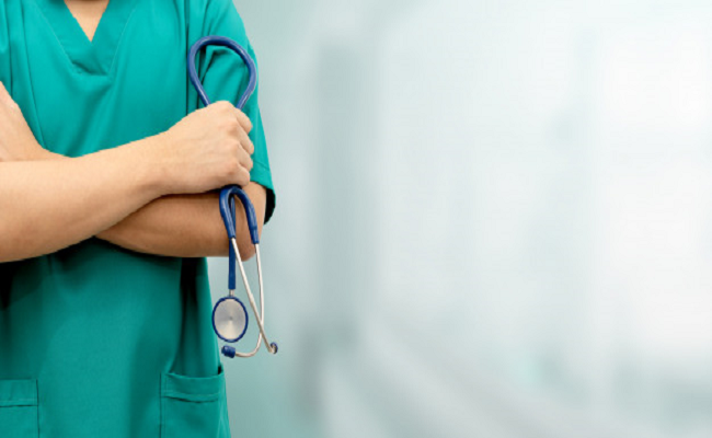 Quase 80% dos médicos de SC afirmam falta de reforço nas equipes de saúde, diz pesquisa