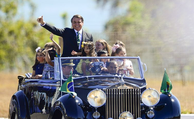 Sem desfile militar, Bolsonaro cumprimenta populares em solenidade de 7 de Setembro