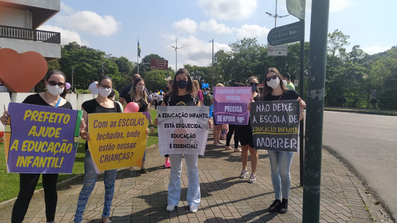 Pais fazem manifestação em Blumenau pela volta das aulas presenciais no município