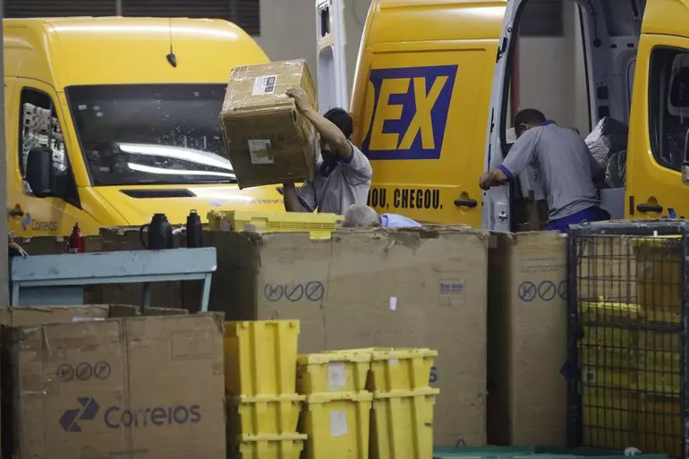 Movimento em um Centro de Tratamento de Encomendas dos Correios. Foto: Fernando Frazão/Agência Brasil