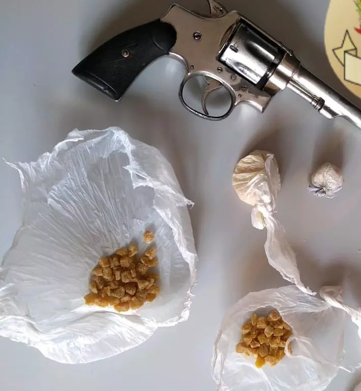 Foram apreendidos pedras de crack e uma arma de fogo. Foto: Polícia Civil / Divulgação.