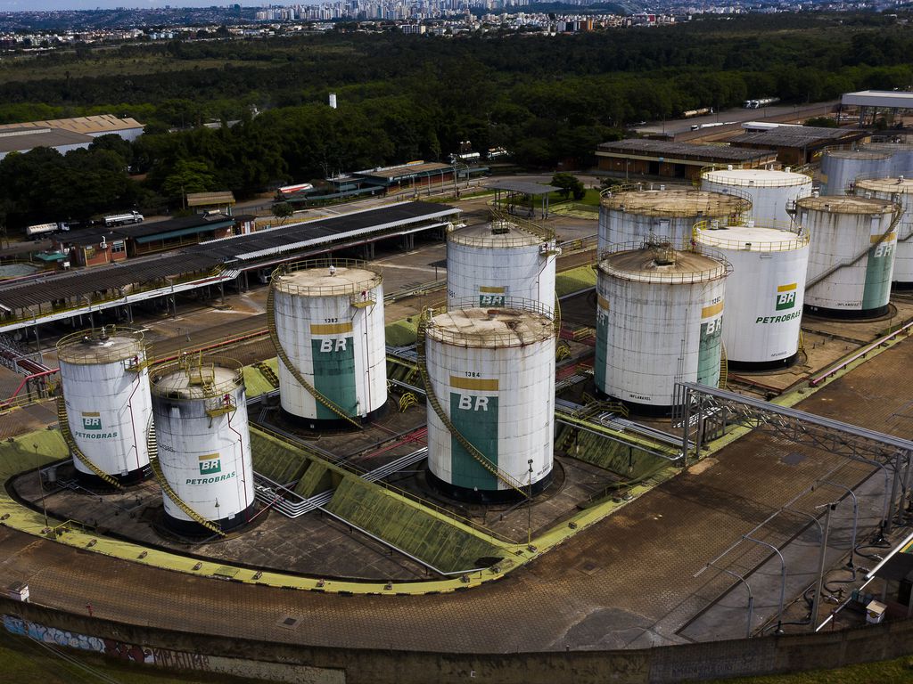 Otimismo externo anima Ibovespa, mas queda do petróleo limita e Petrobras cai