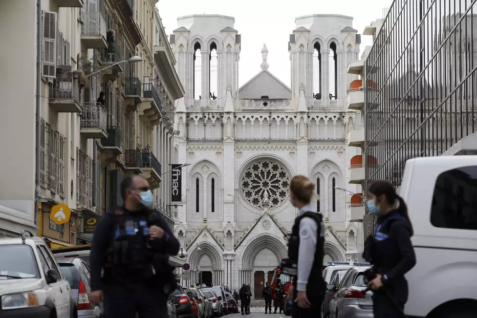 Polícia francesa isola área em torno da Basílica de Notre Dame, em Nice, após ataque a faca deixar três mortos. Foto: EFE/EPA/SEBASTIEN NOGIER