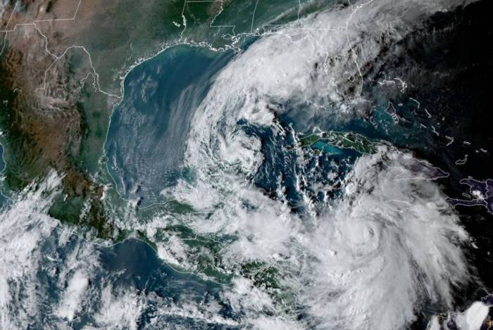 Nos EUA, furacão Delta segue se fortalecendo e deve subir para categoria 4