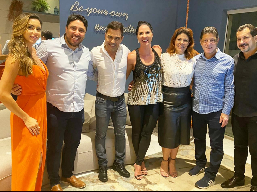 Thayane Santana, Eleandro Miranda, Zezé Di Camargo, Graciele Lacerda, Patrícia Miranda Buture, Ivo Miranda Filho e Odail Santana. Foto Alex Ferrer,  divulgação 

