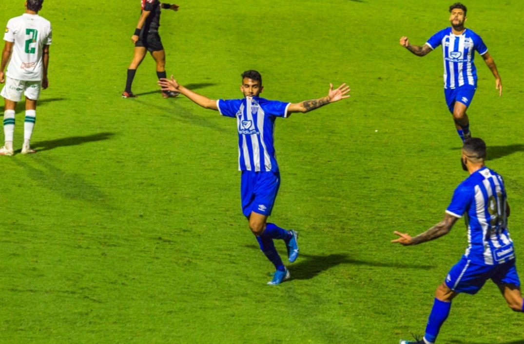 Atacante Getúlio comemorando o gol da vitória pelo Avaí. Foto André Palma Ribeiro/Avaí F. C./Divulgação 
