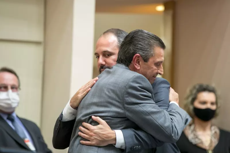 Julio Garcia recebe solidariedade do deputado Laercio Schuster. Foto: Rodolfo Espínola/Agência AL