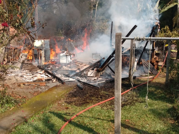 O rancho ficou tomado pelo fogo, Foto: Corpo de Bombeiros de Blumenau / Divulgação

