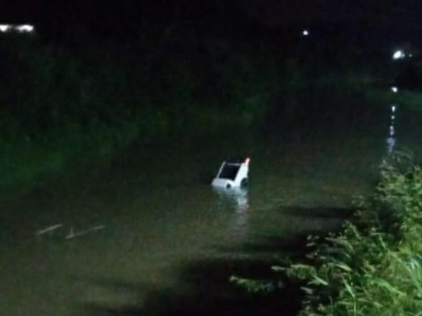 Carro cai no Rio Itajaí-Mirim, em Brusque, e fica submerso