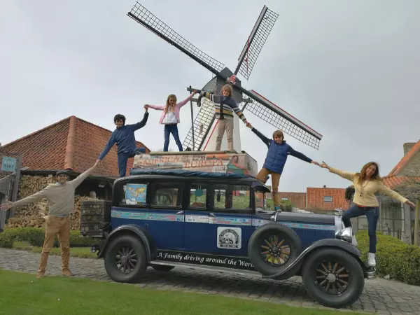 A família durante parada na Bélgica, em 2018. Foto: Facebook / Reproducão.