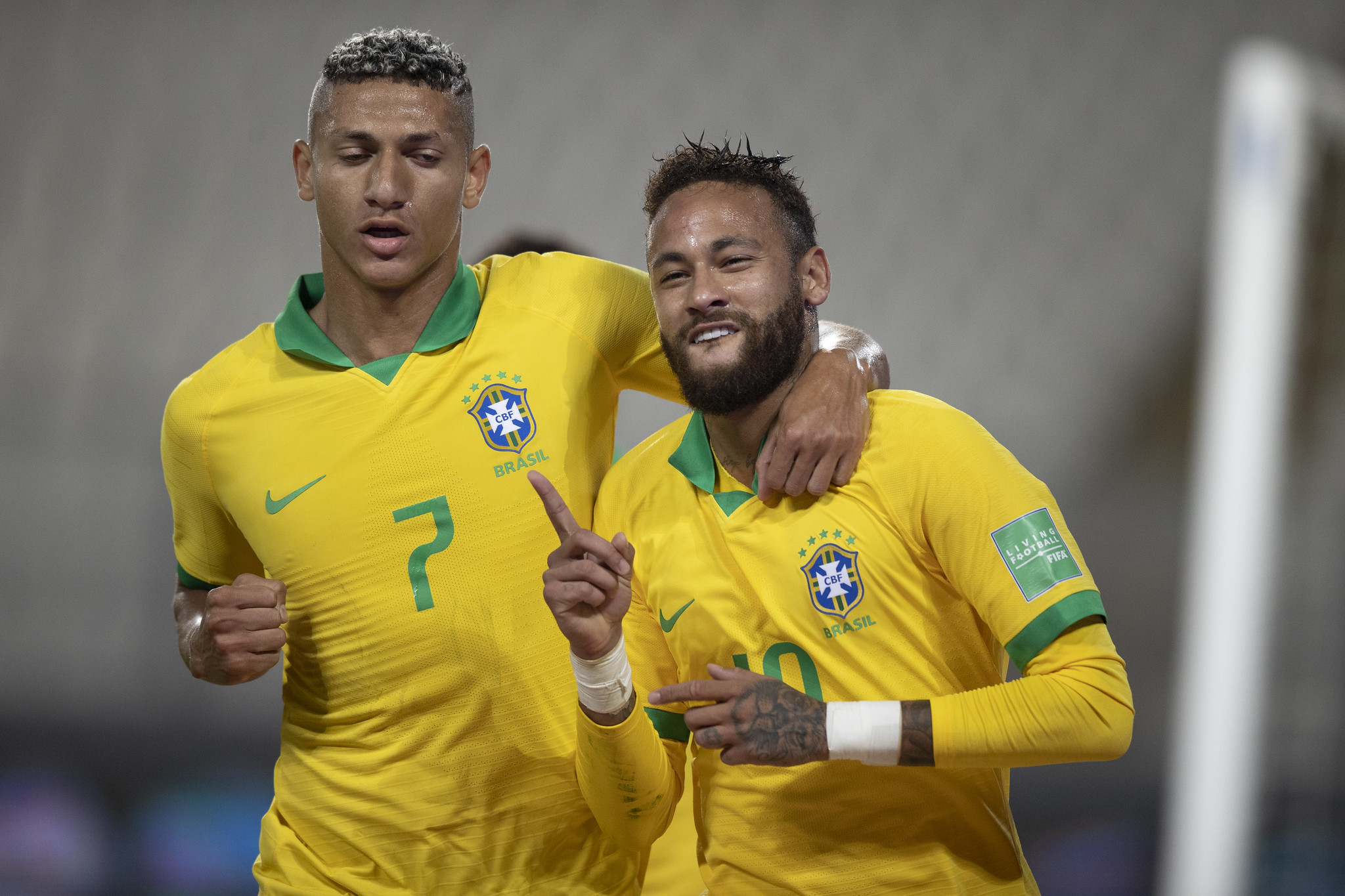 Neymar faz 3, supera Ronaldo e Brasil derrota Peru de virada nas Eliminatórias