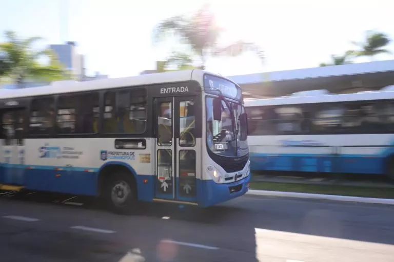 Linhas de ônibus têm desvio de trajeto após rompimento de reservatório na Capital