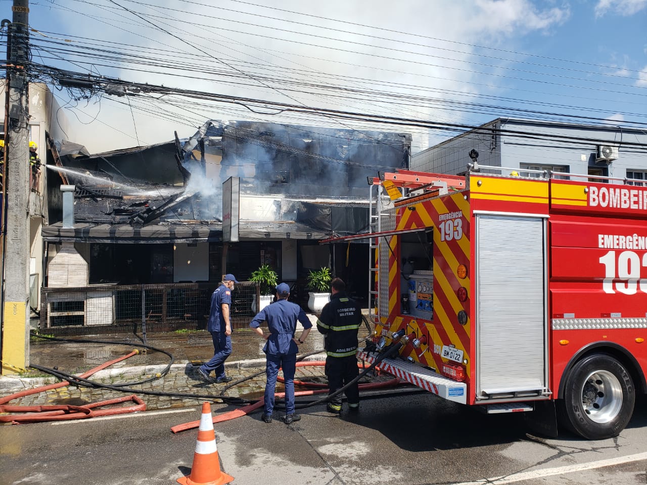 Em Itajaí, incêndio é controlado em restaurante na Praia Brava