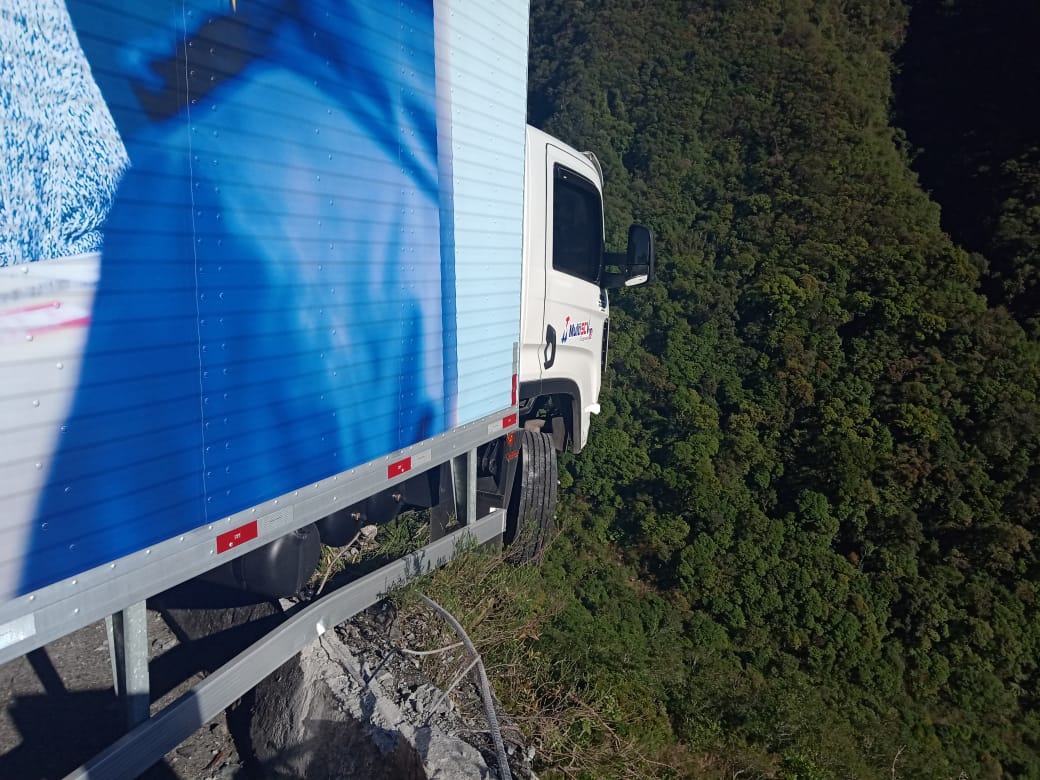 Caminhão quase despenca em precipício na Serra do Rio do Rastro