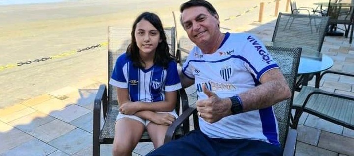 Presidente Jair Bolsonaro aparece ao lado da filha com a camisa do Avaí e causa alvoroço nas redes