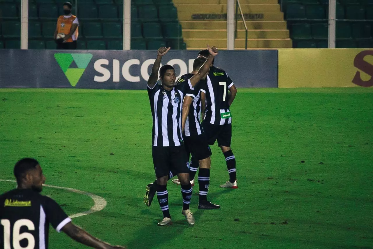 Pereira comemorando o gol de empate no Figueirense. Foto FFC, divulgação. 