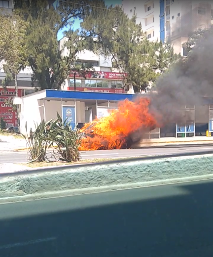 Vídeo: Carro em chamas no centro de Tubarão
