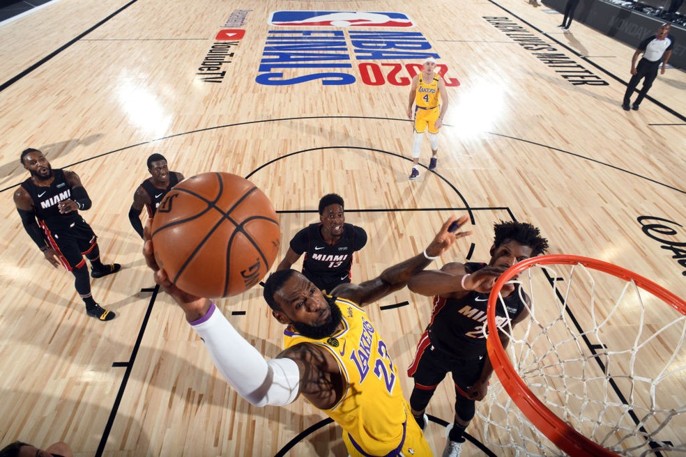 LeBron brilha, Lakers vencem Heat e faturam título dedicado a Kobe