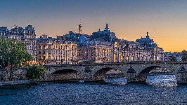 Para conter covid-19, França decreta toque de recolher em Paris e mais 8 cidades