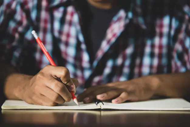 Escola é condenada a pagar indenização a professor vítima de homofobia. – Foto: Freepik/Reprodução