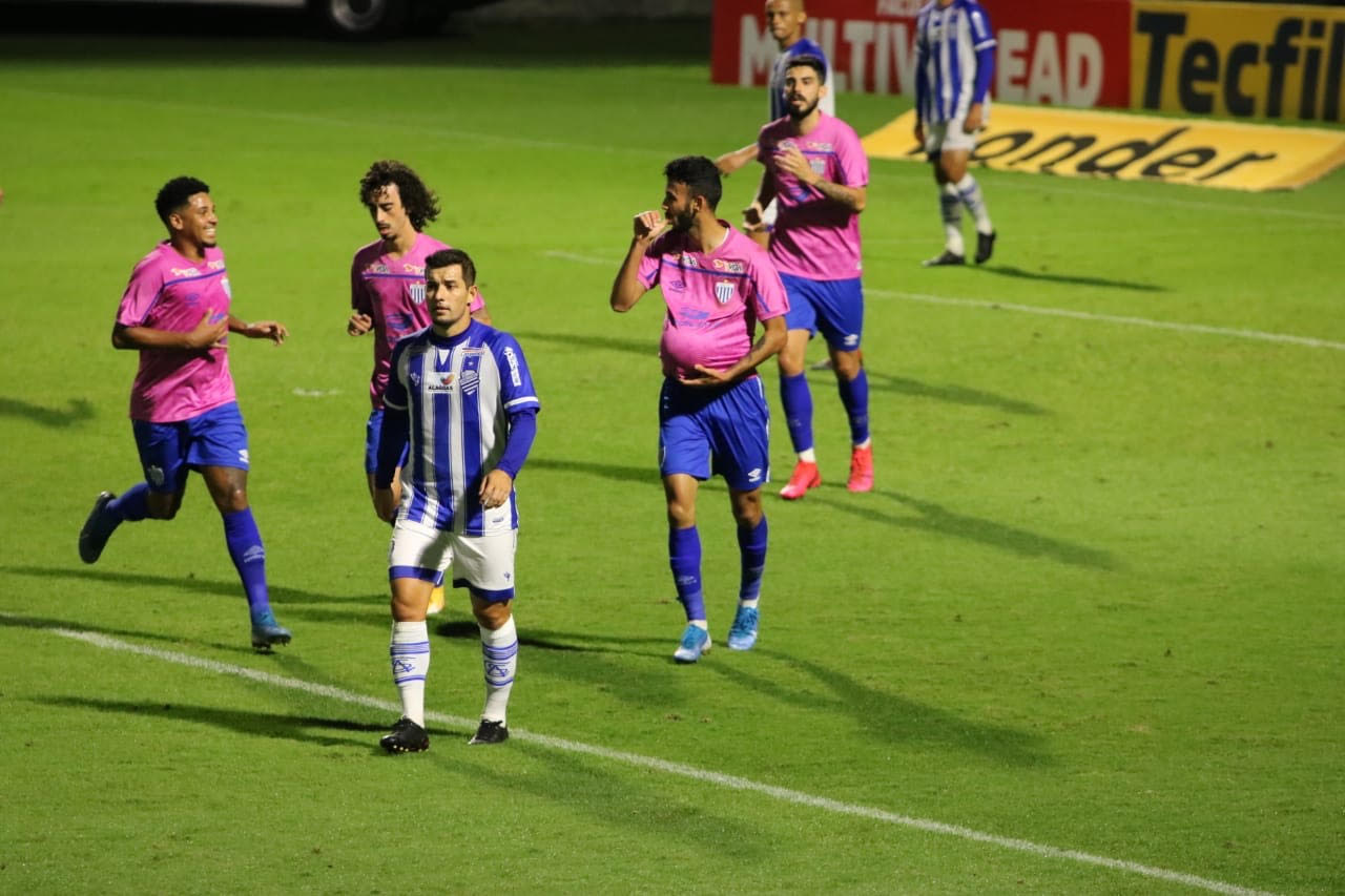 Atacante Getúlio comemorando o gol de empate do Avaí. Foto Frederico Tadeu, Avaí FC, divulgação