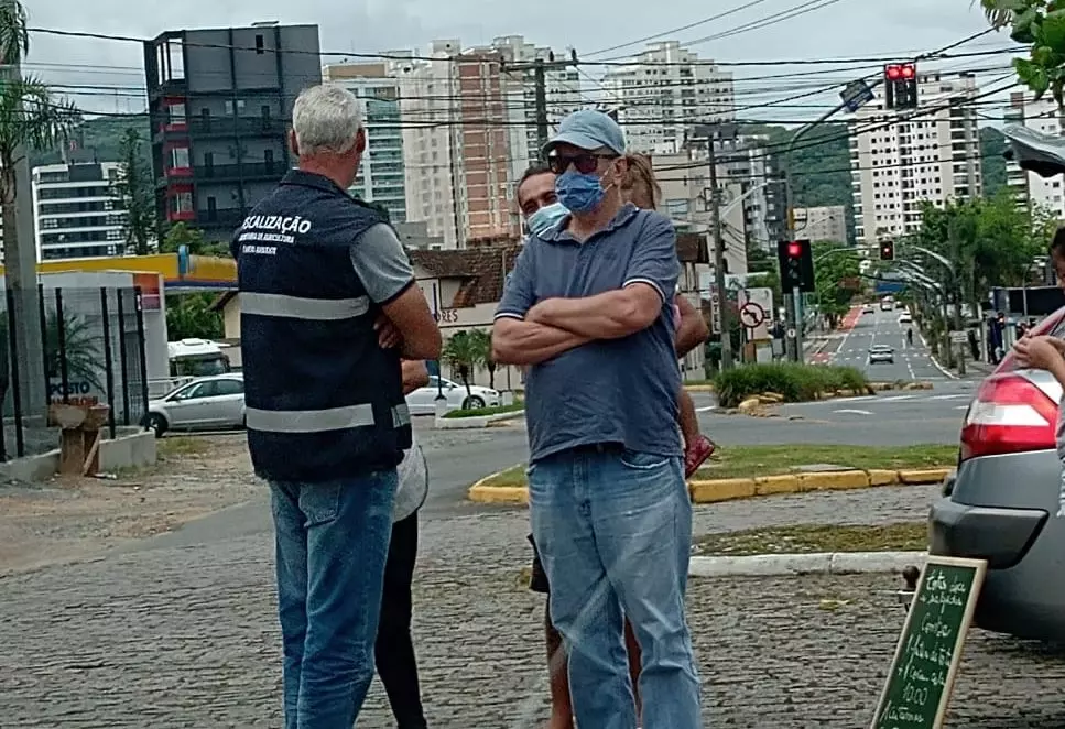 Fiscalização em frente ao cemitério municipal. Foto: Deivide Sacramento