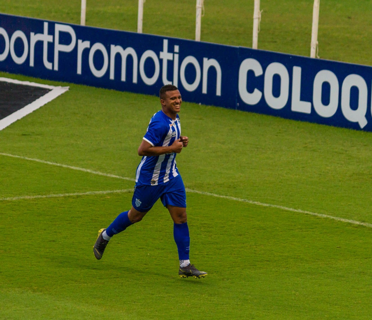 Atacante Rômulo marcou o gol da vitória do Avaí. Foto: Avaí / Divulgação.