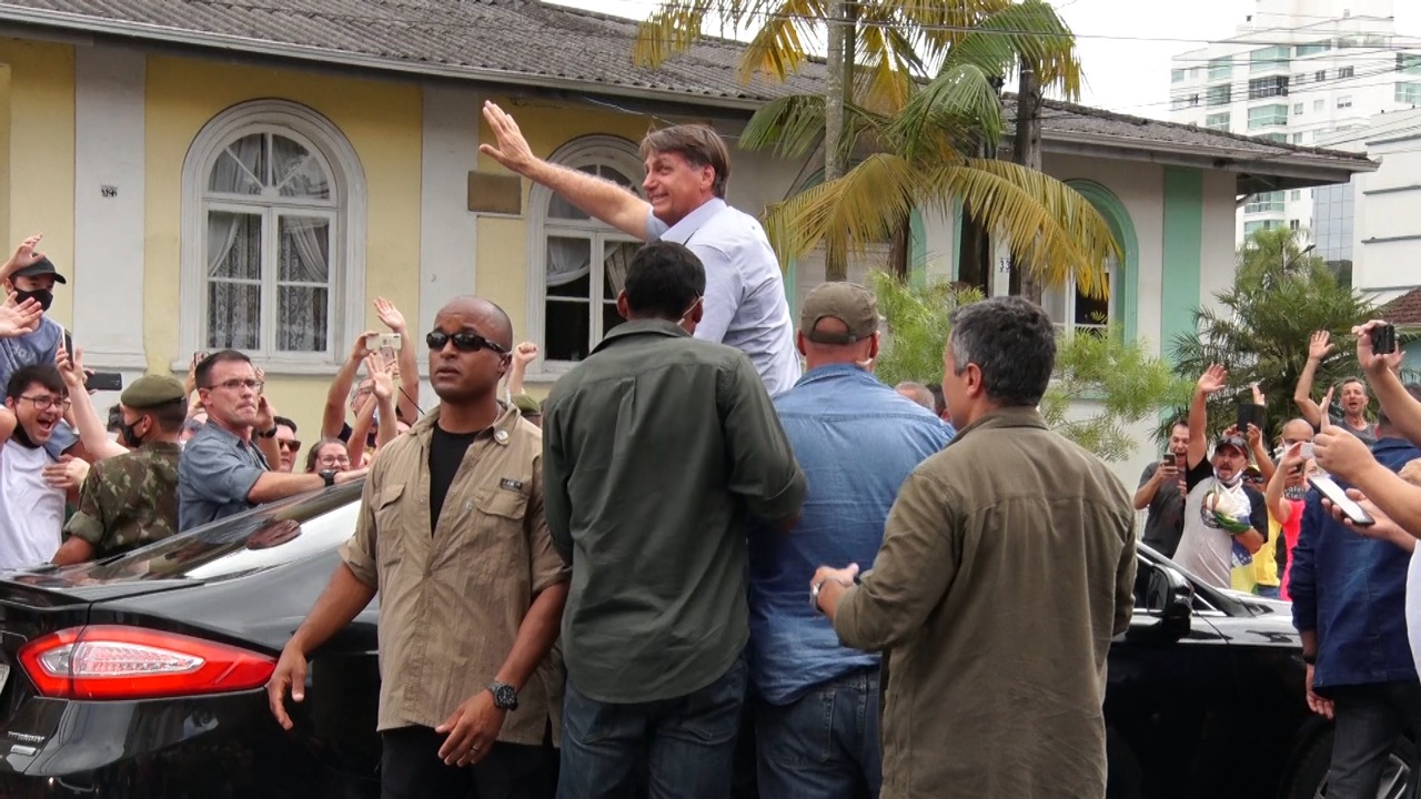 Presidente recebe o carinho dos apoiadores em Joinville. Foto: Dennis Schmitz.