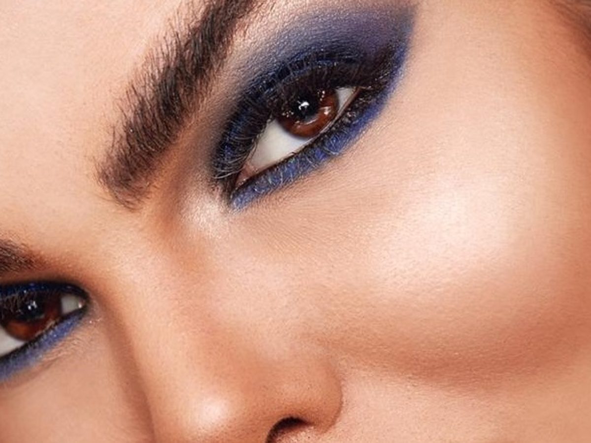 El 'eyeliner' azul es el maquillaje de moda del verano 2021