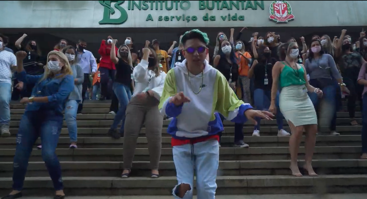 Cena do clipe do MC Fioti – Vacina Butantan. Foto: Youtube / Reprodução.